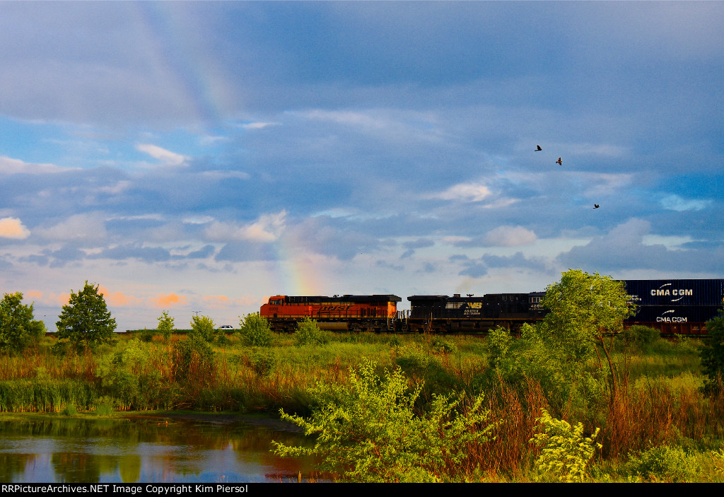 BNSF 6908 NS 4280 Faint Rainbow